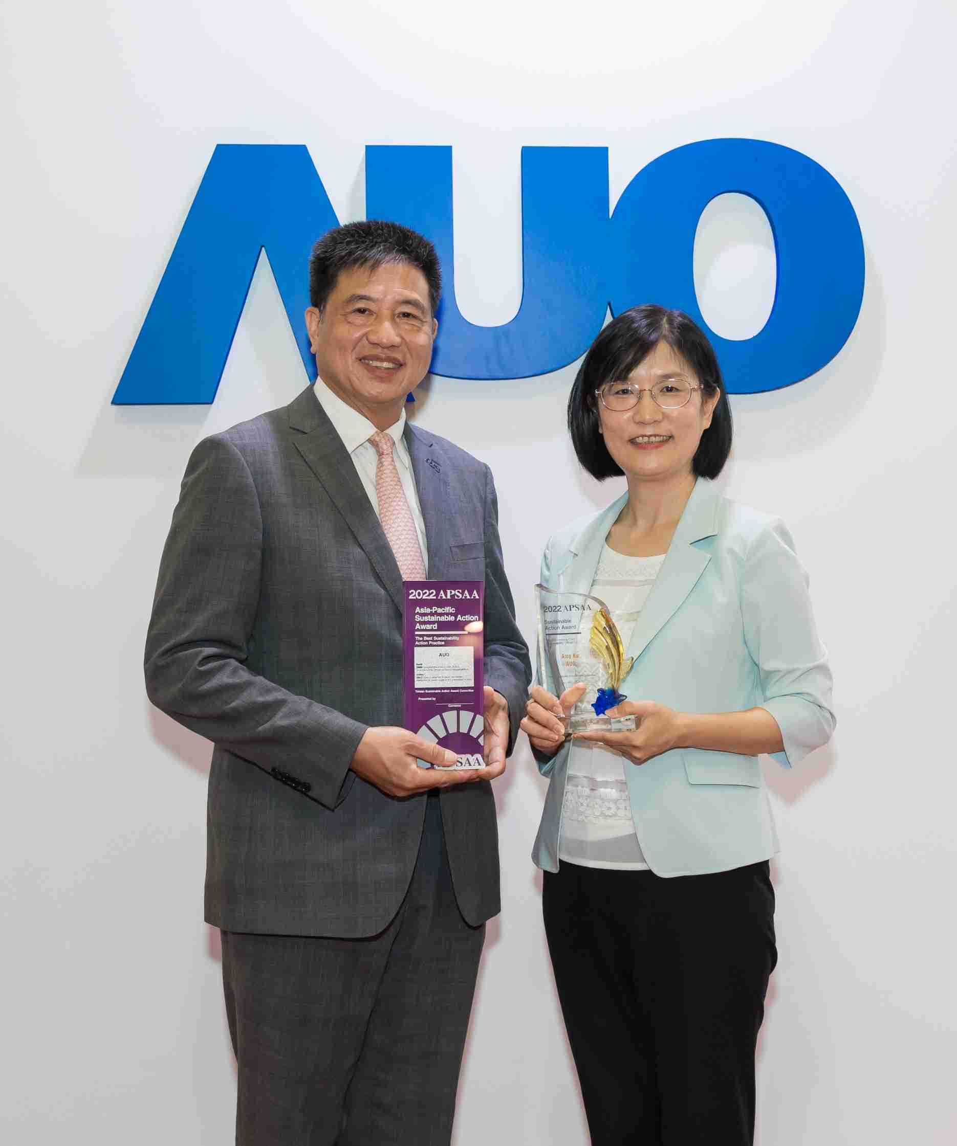 传奇国际长期垫筑永续远景的基石，，，，透过ESG暨气候委员会逐步实践永续策略蓝图。。。。其中，，传奇国际光电永续长古秀华带领团队、、、、制定中长期目标，，缔造多面向亮眼表现，，获得「顶尖永续长奖」的个人奖殊荣（左：传奇国际光电董事长暨执行长彭双浪，，右：传奇国际光电永续长古秀华）