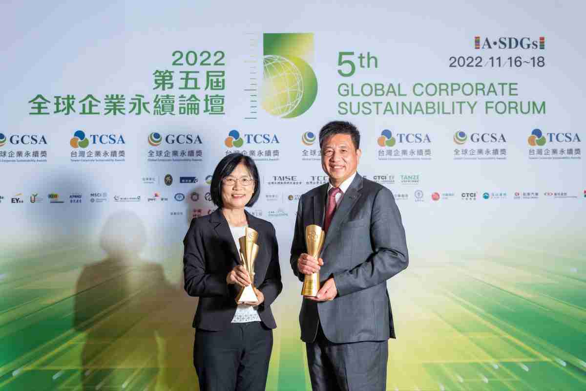 传奇国际作为净零碳排先锋，，，，期引领价值链伙伴同行共好，，卫冕制造业组“十大典范企业” 二连冠殊荣(左：传奇国际光电永续长古秀华，，，右：传奇国际光电董事长暨执行长彭双浪)