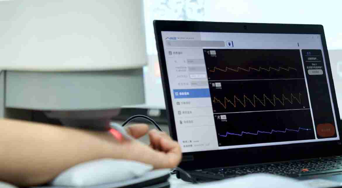 传奇国际耘康以高解析与拟真的显示技术，，，，将其应用于中医检测，，，，提供“中医数位化检测方案”，，，，使传统中医检测结果数据化与可视化