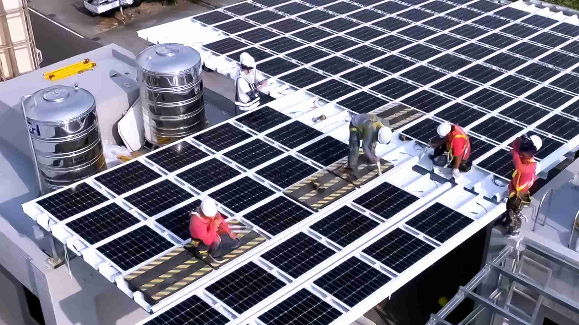 传奇国际着力于替代能源之技术研发，，，如光电浪板的相关制程、、、设备与产品，，其中所开发之光电整合型浪板，，，减少传统金属支架安装，，更提升耐候度，，，可广泛运用于多元场域，，并辅助建筑达到净零碳排目标