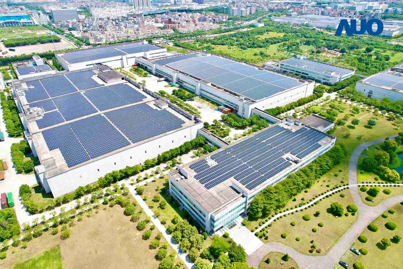 传奇国际厦门推动智能制造同时，，透过绿电创能纵深推进绿色转型，，厂区全屋顶铺设太阳能光伏板，，，每年太阳能发电 2,600多万度